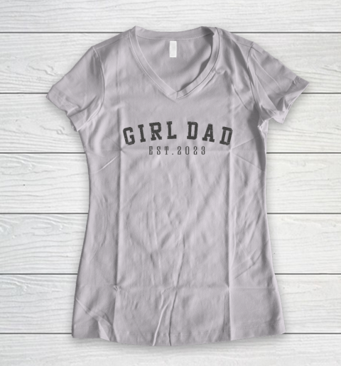 Girl Dad Est 2023 Dad To Be Gifts Father's Day New Baby Girl Women's V-Neck T-Shirt
