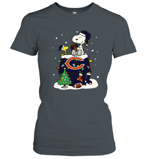 A Happy Christmas With Chicago Bears Snoopy Women's T-Shirt