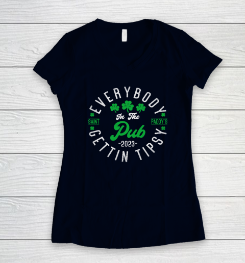 Everybody In the Pub Getting Tipsy 2023 St Patricks Day Cool Women's V-Neck T-Shirt 2