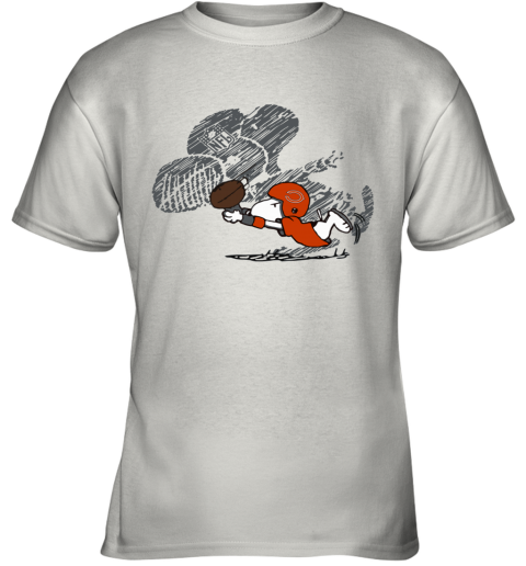 e29u chicago bears snoopy plays the football game youth t shirt 26 front white