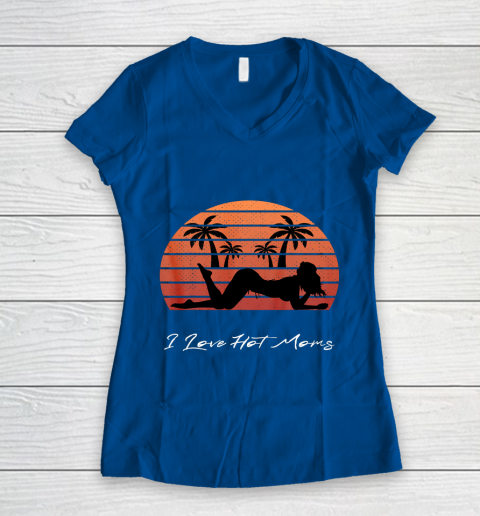 I Love Hot Moms Shirt MILF Cougar TShirt Beach Women's V-Neck T-Shirt 7