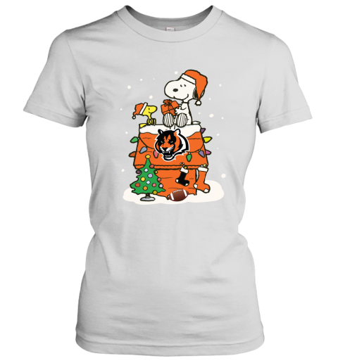 A Happy Christmas With Cincinnati Bengals Snoopy Women's T-Shirt