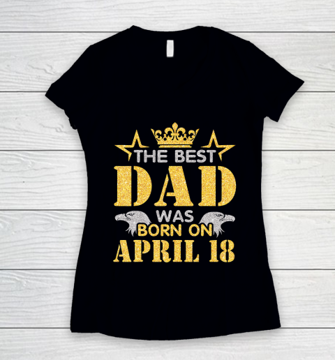 Father gift shirt The Best Dad Was Born On April 18 Happy Birthday My Daddy T Shirt Women's V-Neck T-Shirt