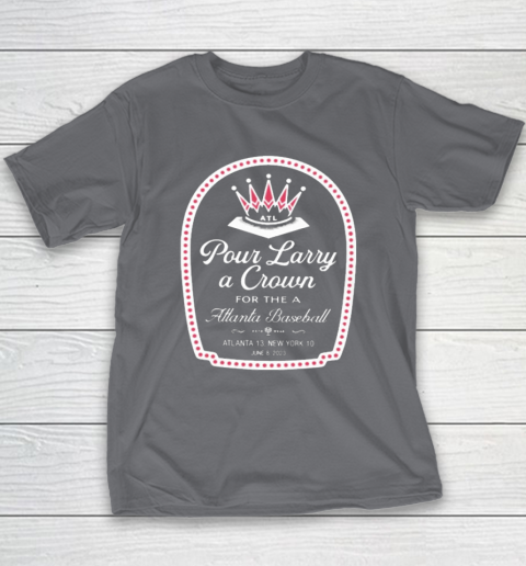 Atlanta Braves Pour Larry A Crown Youth T-Shirt 5