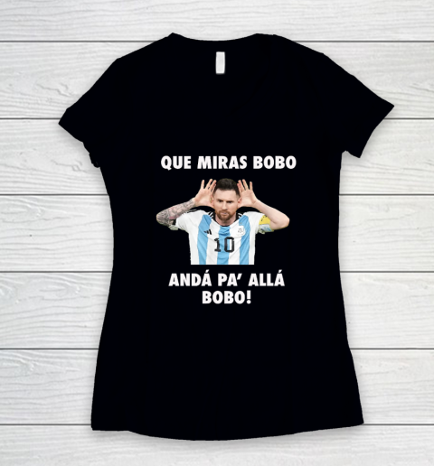 Que Miras Bobo Viral Meme Que Mira Bobo Anda Pa Alla Women's V-Neck T-Shirt