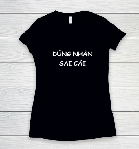 Dung Nhan Sai Cai Vietnamese Saying Women's V-Neck T-Shirt