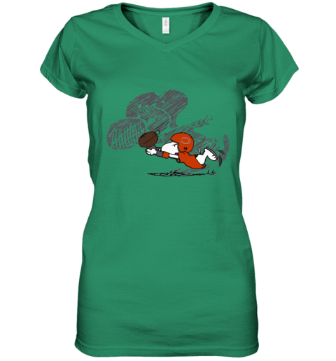 awy9 chicago bears snoopy plays the football game women v neck t shirt 39 front irish green