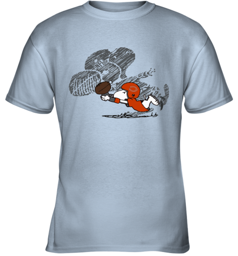 e29u chicago bears snoopy plays the football game youth t shirt 26 front light blue