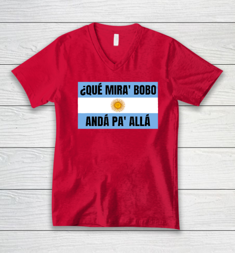 Qué Miras Bobo V-Neck T-Shirt 5