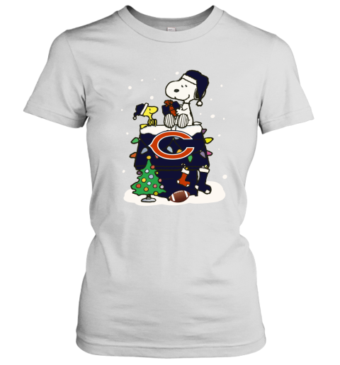 A Happy Christmas With Chicago Bears Snoopy Women's T-Shirt