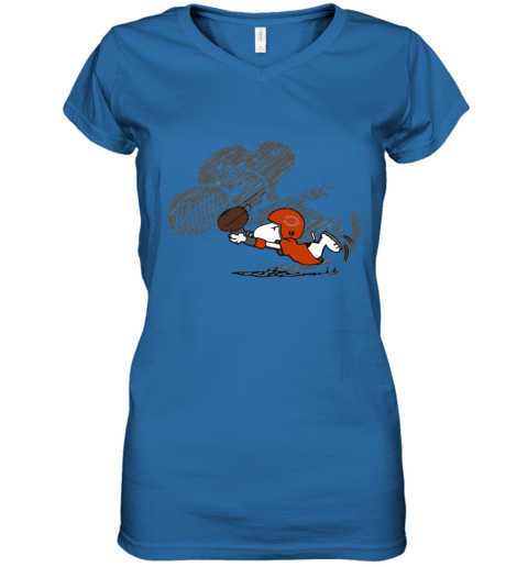 awy9 chicago bears snoopy plays the football game women v neck t shirt 39 front royal