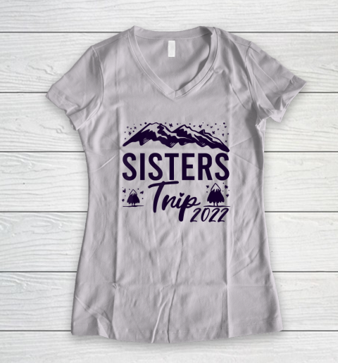 Womens Sisters Trip 2022 Family Vacation Girls Trip Travel Women's V-Neck T-Shirt