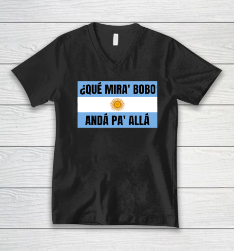 Qué Miras Bobo V-Neck T-Shirt