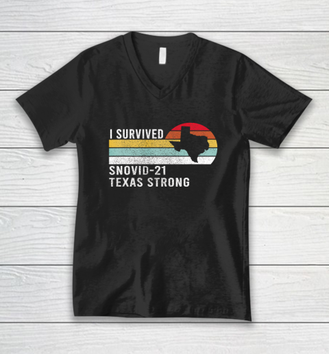 I Survived Snovid 21 Texas Strong Vintage Retro Design V-Neck T-Shirt