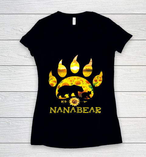 Nana Bear Sunflower T Shirt Funny Mother s Day Women's V-Neck T-Shirt