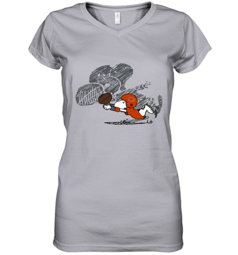 awy9 chicago bears snoopy plays the football game women v neck t shirt 39 front sport grey