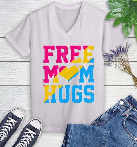 Nurse Shirt Vintage Free Mom Hugs pansexual Heart LGBT Pride Month T Shirt Women's V-Neck T-Shirt