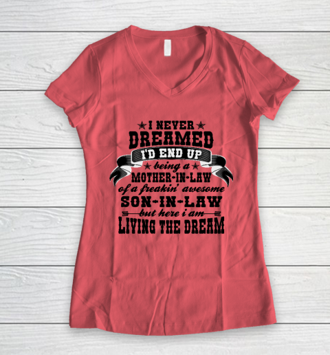 I never dreamed i'd end up being a Mother in law of a Freaking awesome  Mother in law Women's V-Neck T-Shirt 3
