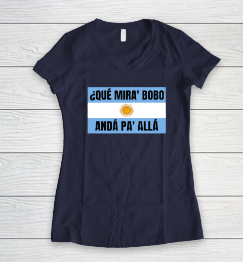 Qué Miras Bobo Women's V-Neck T-Shirt 7