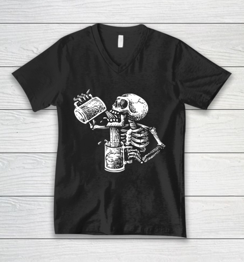 Beer Lover Funny Shirt Drunk Skeleton Funny Undead Skull Beer Halloween Costume V-Neck T-Shirt