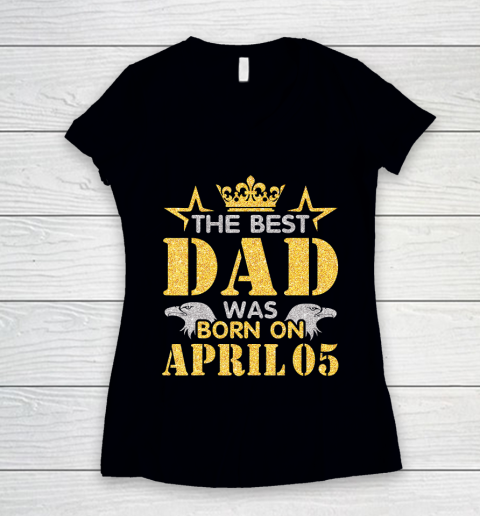 Father gift shirt The Best Dad Was Born On April 05 Happy Birthday My Daddy T Shirt Women's V-Neck T-Shirt