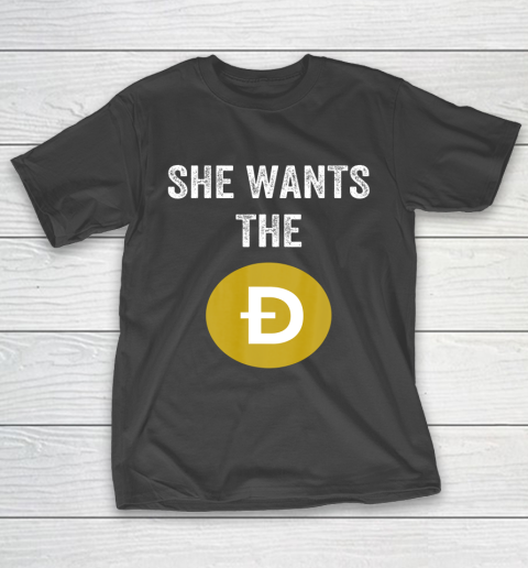 She wants the D Funny Dogecoin meme Doge HODL To the Moon T-Shirt