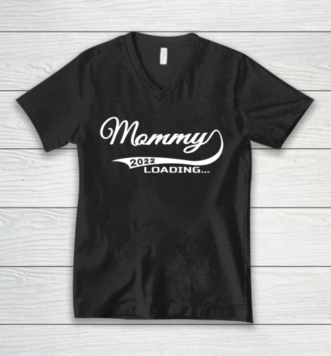 Mommy Loading 2022 Pregnancy Outfit Mom Line Art Heart V-Neck T-Shirt