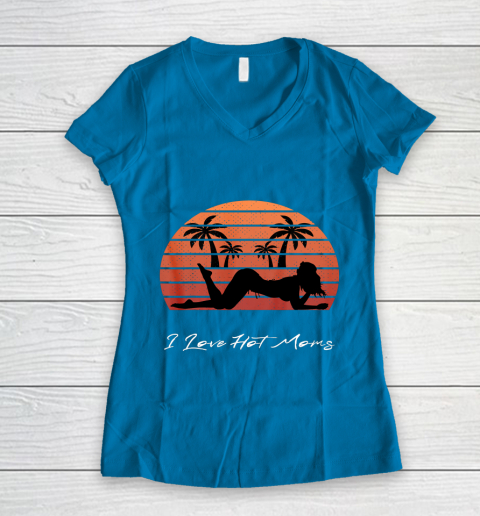 I Love Hot Moms Shirt MILF Cougar TShirt Beach Women's V-Neck T-Shirt 5