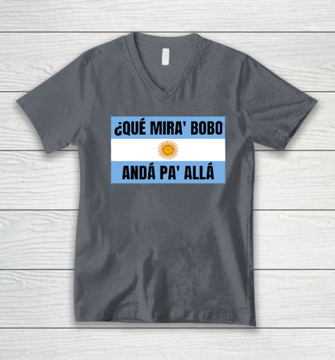 Qué Miras Bobo V-Neck T-Shirt 3