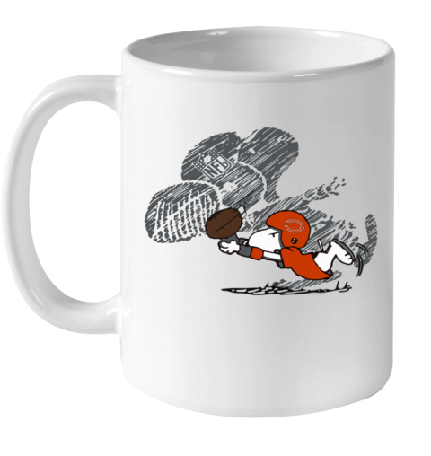 qmi2 chicago bears snoopy plays the football game ceramic mug 110 56 front white