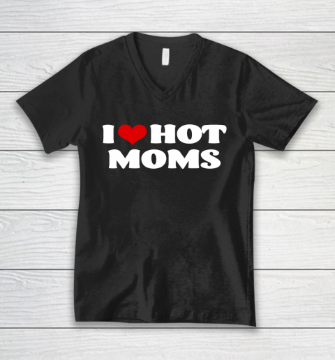 I Love Hot Moms Tshirt Red Heart Hot Mother V-Neck T-Shirt