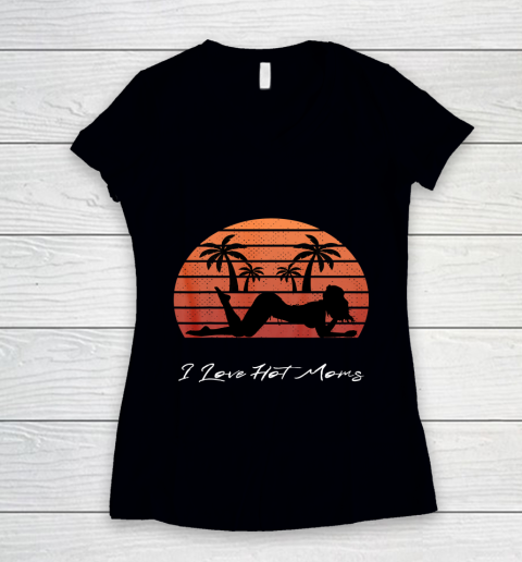 I Love Hot Moms Shirt MILF Cougar TShirt Beach Women's V-Neck T-Shirt