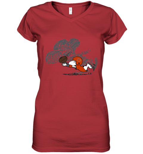 awy9 chicago bears snoopy plays the football game women v neck t shirt 39 front red