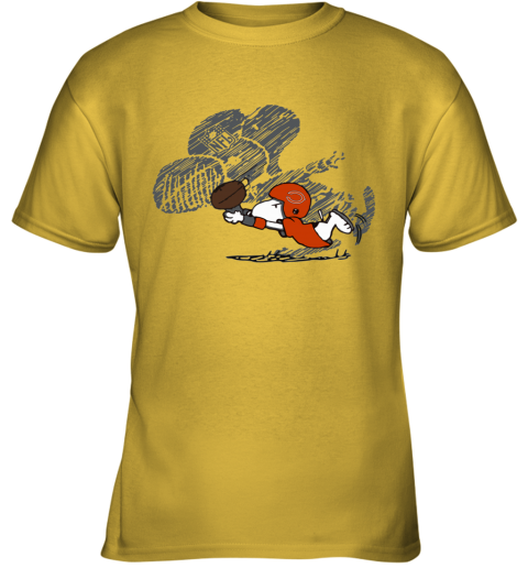 e29u chicago bears snoopy plays the football game youth t shirt 26 front daisy