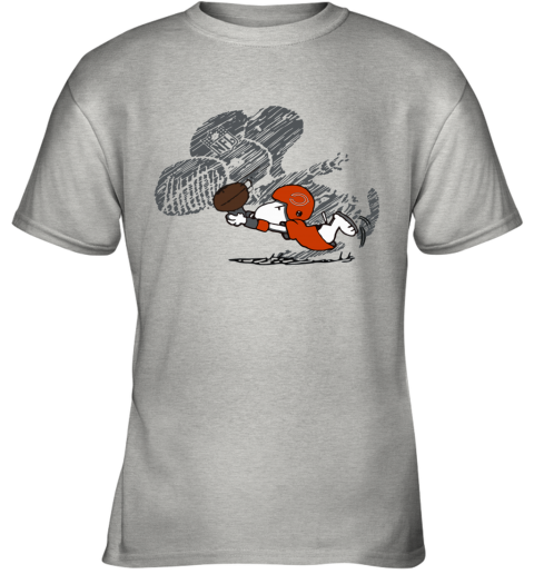 e29u chicago bears snoopy plays the football game youth t shirt 26 front ash