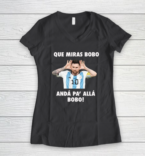 Que Miras Bobo Viral Meme Que Mira Bobo Anda Pa Alla Women's V-Neck T-Shirt 4