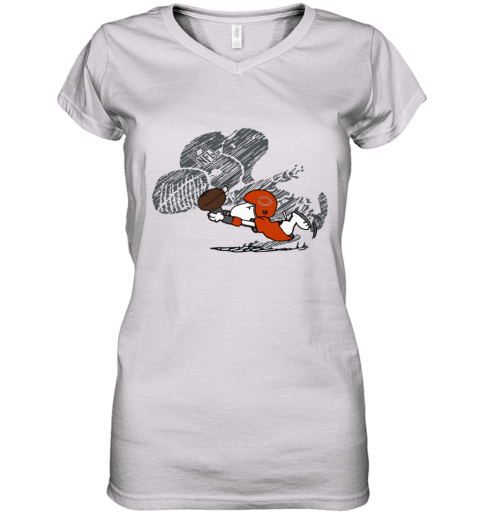 awy9 chicago bears snoopy plays the football game women v neck t shirt 39 front white