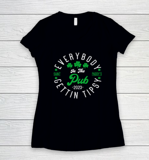 Everybody In the Pub Getting Tipsy 2023 St Patricks Day Cool Women's V-Neck T-Shirt