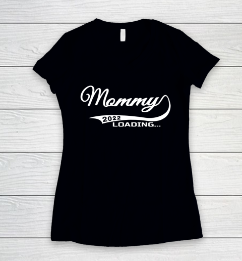 Mommy Loading 2022 Pregnancy Outfit Mom Line Art Heart Women's V-Neck T-Shirt