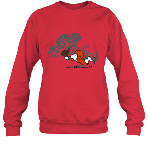 zznm chicago bears snoopy plays the football game sweatshirt 35 front red