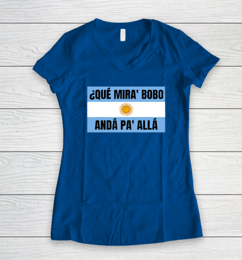 Qué Miras Bobo Women's V-Neck T-Shirt 5