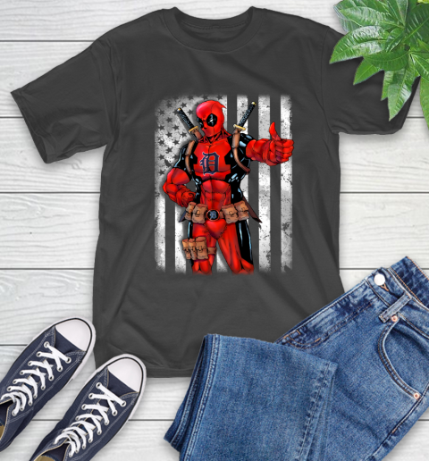 black detroit tigers shirt