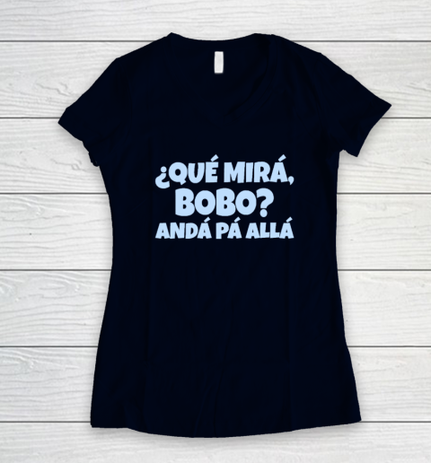 Qué Miras Bobo  Qué Mira Bobo Women's V-Neck T-Shirt 2