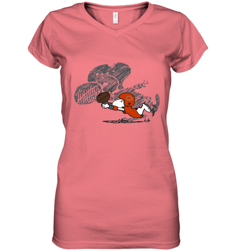 awy9 chicago bears snoopy plays the football game women v neck t shirt 39 front coral