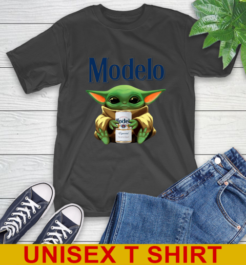 Star Wars Baby Yoda Hugs Modelo Especial Beer Shirt 2
