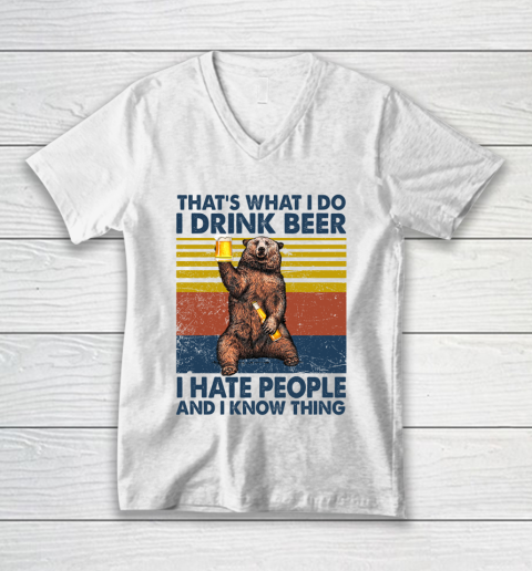 THAT'S WHAT I DO I DRINK BEER I HATE PEOPLE AND I KNOW THINGS BEAR BEER VINTAGE RETRO V-Neck T-Shirt