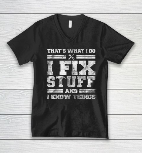 That's What I Do I Fix Stuff And I Know Things Funny Saying V-Neck T-Shirt