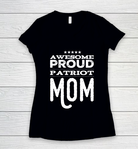 Mother's Day Funny Gift Ideas Apparel  Awesome Proud Patriot Mom T Shirt Women's V-Neck T-Shirt