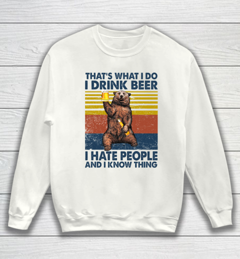 THAT'S WHAT I DO I DRINK BEER I HATE PEOPLE AND I KNOW THINGS BEAR BEER VINTAGE RETRO Sweatshirt
