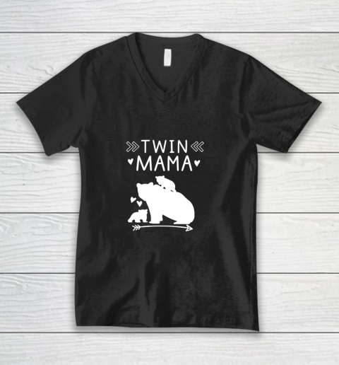 Twin Mama Bear With 2 Baby Cubs Heart Arrow Bear V-Neck T-Shirt